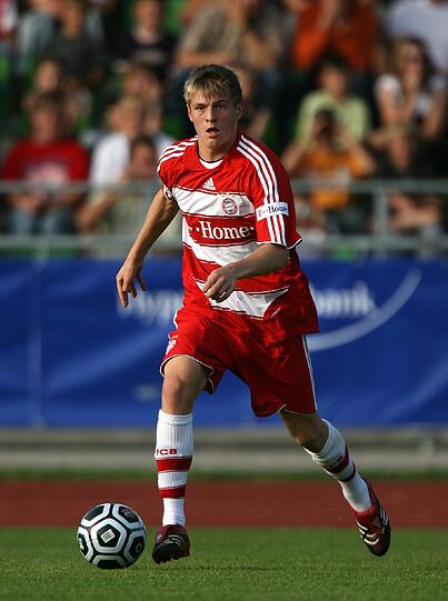 Toni Kroos (17 Jahre, 8 Monate, 22 Tage): 2006 kam er von Hansa Rostock &ndash; und tat sich lange schwer. Erst nach seiner Zeit bei Bayer Leverkusen unter Jupp Heynckes schaffte er auch bei Bayern den Durchbruch. Nach einer überragenden WM kickt er mittlerweile bei Real Madrid, die etwa 30 Millionen Euro zahlten. Guardiola hätte ihn gerne behalten, doch eine Verlängerung seines Vertrags beim FC Bayern scheiterte an Kroos&rsquo; Gehaltsvorstellungen.