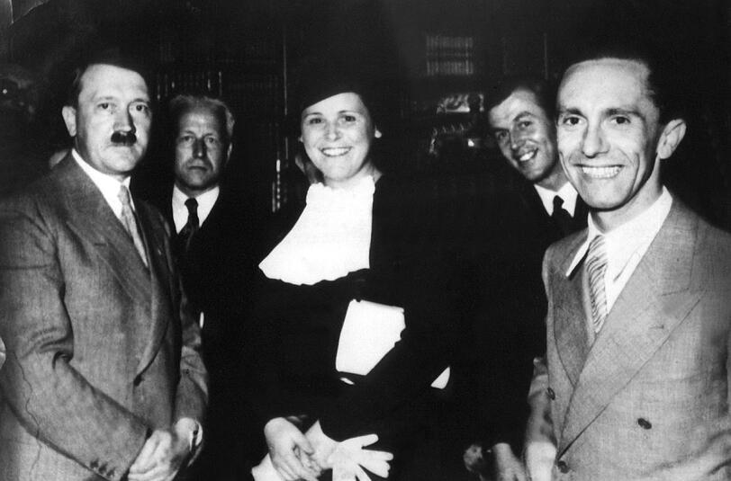 ARCHIV - Adolf Hitler (l-r), der Dirigent von Haesslin, die Sängerin Maria Müller, ein nicht identifizierter Mann und Joseph Goebbels während eines Empfangs bei Winifried Wagner in Bayreuth.