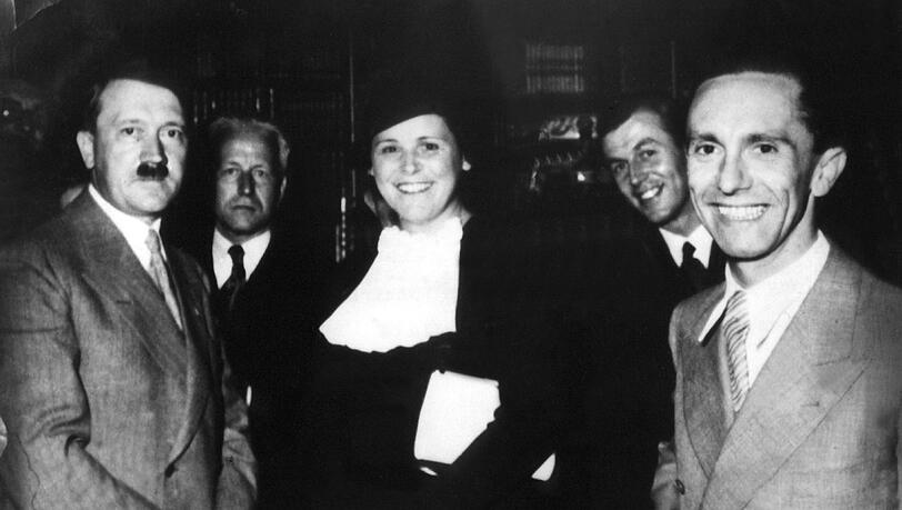 ARCHIV - Adolf Hitler (l-r), der Dirigent von Haesslin, die Sängerin Maria Müller, ein nicht identifizierter Mann und Joseph Goebbels während eines Empfangs bei Winifried Wagner in Bayreuth. ARCHIV - Adolf Hitler (l-r), der Dirigent von Haesslin, die Sängerin Maria Müller, ein nicht identifizierter Mann und Joseph Goebbels während eines Empfangs bei Winifried Wagner in Bayreuth.