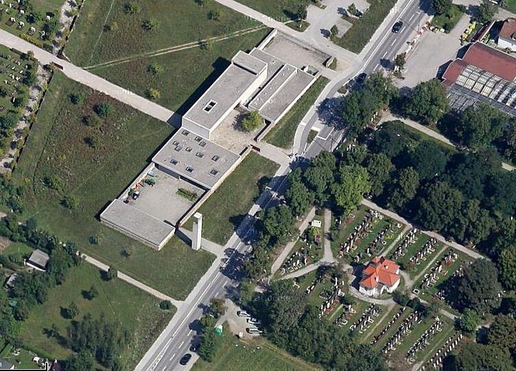 Der Verkehrslärm von der Straße "Am Mitterfeld" stört immer wieder Trauerfeiern im Riemer Friedhof.
