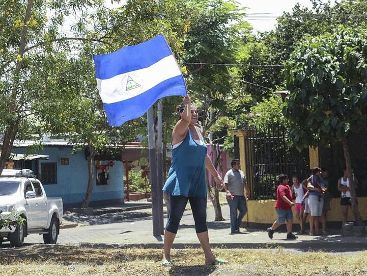 Eine Frau schwenkt eine nicaraguanische Flagge, um die Freilassung politischer Gefangener zu feiern. Die Ortega-Regierung entließ in den vergangenen Wochen rund 150 solcher Gefangenen.