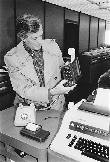Der Reporter Karl Stankiewitz ist immer mit modernster Technik der Zeit im Einsatz. Hier inspiziert er Neuerungen auf einer Messe 1984.