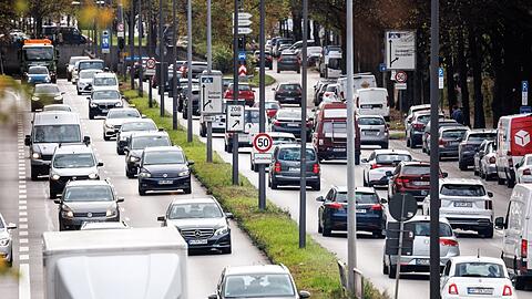 Spritpreise hin oder her, der Verkehr auf dem Mittleren Ring fließt nicht nur im täglichen Berufsverkehr zäh. (Archivbild)