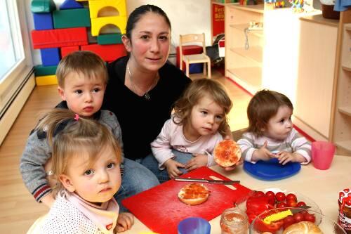 Erzieherin Gülay Kara mit ihren Kleinen