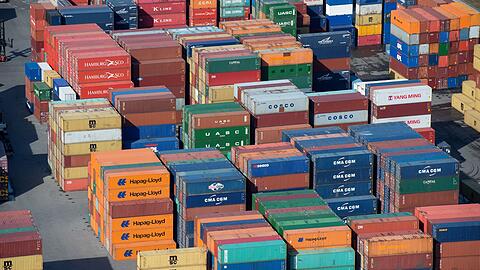 Container am Umschlagbahnhof München-Riem. Die bayerischen Exporte sind schon zu Jahresbeginn gesunken. (Archivbild)