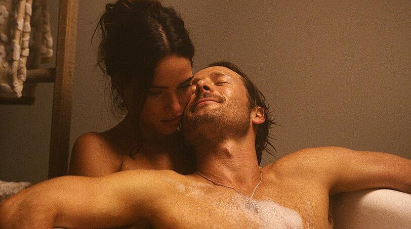 Philosophielehrer und Aushilfs-Undercovercop Gary (Glen Powell) schlittert immer tiefer in eine verhängnisvolle Affäre mit Madison (Adria Arjona). Philosophielehrer und Aushilfs-Undercovercop Gary (Glen Powell) schlittert immer tiefer in eine verhängnisvolle Affäre mit Madison (Adria Arjona).