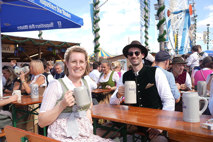 Kerstin und Pascal genießen ein Bier auf der Oidn Wiesn. Kerstin und Pascal genießen ein Bier auf der Oidn Wiesn.