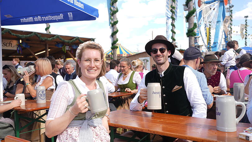 Kerstin und Pascal genießen ein Bier auf der Oidn Wiesn. Kerstin und Pascal genießen ein Bier auf der Oidn Wiesn.