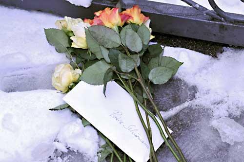 Blumen liegen vor der Schürmann-Villa am Starnberger See