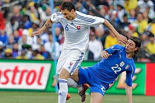 War bei der WM Dreh- und Angelpunkt im slowakischen Spiel: Zdeno Strba, hier gegen Italiens Riccardo Montolivo (rechts).