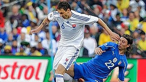War bei der WM Dreh- und Angelpunkt im slowakischen Spiel: Zdeno Strba, hier gegen Italiens Riccardo Montolivo (rechts).