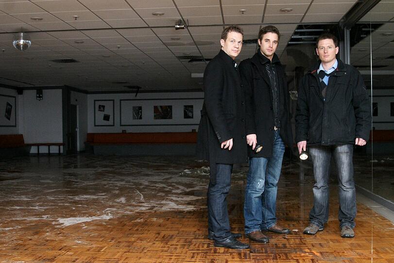 Christian Grath, Christoph Möller und Michael Reinfelder (v. l.) stehen in ihrer überschwemmten Tanzschule TWS.