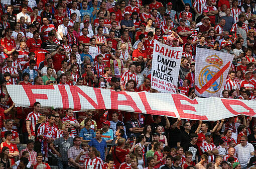 Finale! - Die Bayern-Fans feiern die Endspielteilnahme - und bedanken sich bei den gelbgesperrten Alaba, Badstuber und Gustavo.