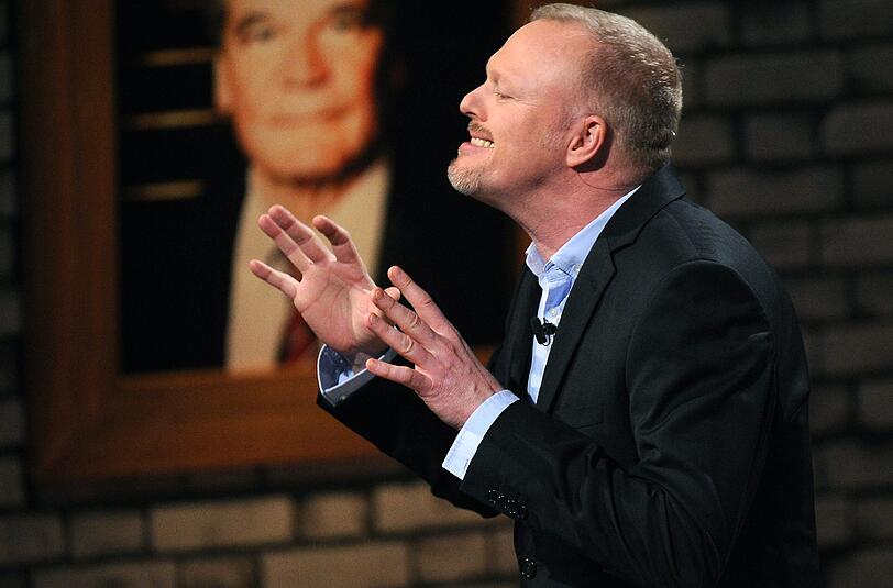 Von den Öffentlich-Rechtlichen zu den Privaten: Stefan Raab und Pro7 gehen am 11. November das erste Mal mit dem Polit-Talk "Absolute Mehrheit - Meinung muss sich wieder lohnen" auf Sendung. Das besondere an dem Format ist, dass die Zuschauer den Sieger der Talkrunde wählen. Bereits im Vorfeld sorgt die kurzfristige und undurchsichtige Absage der Gäste Peter Altmaier und Volker Beck für Aufsehen. Am Ende der Sendung kann Wolfgang Kubicki die absolute Publikumsmehrheit erobern und wird somit zum "Sieger" der Talkrunde.