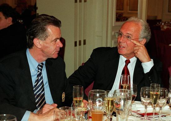 Beckenbauer, 6./7. März 2001: "Das war eine Blamage!"
Auf dem Weg zum Titelgewinn 2001 gingen die großen Bayern am 6. März 2001 im Zwischenrunden-Spiel in Lyon sang- und klanglos mit 0:3 unter. Auf dem Mitternachtsbankett hielt der &bdquo;Kaiser&ldquo; eine saftige Rede. Und wer Franz Beckenbauer kennt, der weiß, dass  mitunter klare Worte gesprochen werden.