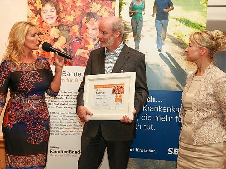 Claudia Kleinert (l.) verlieh den Förderpreis der Stiftung FamilienBande an Dr. Florian Schepper (Verein Elternhilfe für krebskranke Kinder)