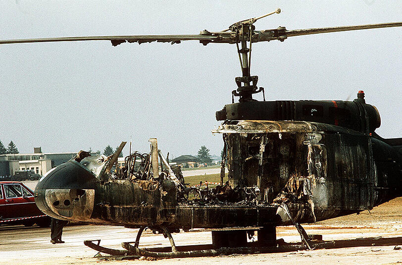 Ein ausgebrannter Hubschrauber des Bundesgrenzschutzes, in dem bei einem Befreiungsversuch mehrere Geiseln der Terrororganisation "Schwarzer September" ums Leben kamen.