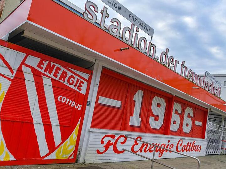 Der Eingang zum "Stadion der Freundschaft" in Cottbus. Foto: Patrick Pleul/Archivbild