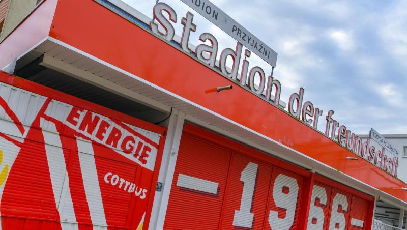 Der Eingang zum "Stadion der Freundschaft" in Cottbus. Foto: Patrick Pleul/Archivbild Der Eingang zum "Stadion der Freundschaft" in Cottbus. Foto: Patrick Pleul/Archivbild