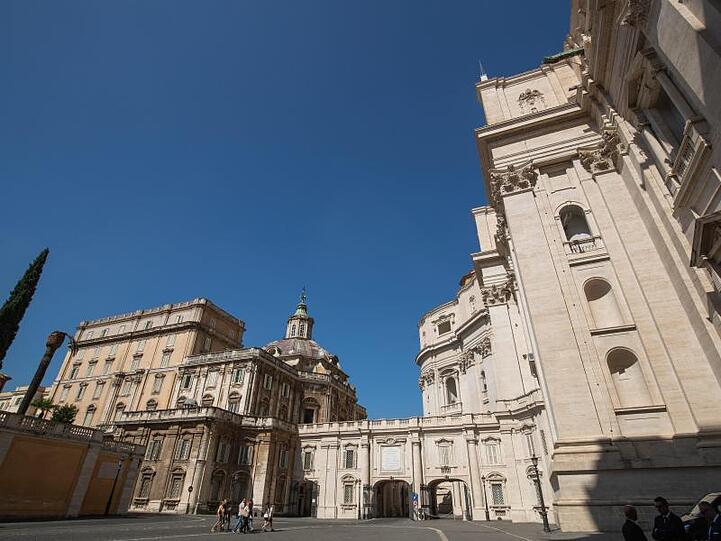 Blick auf den Petersdom im Vatikan. Das kirchliche Dokument namens "Als Mann und Frau schuf er sie" wendet sich gegen eine vermeintliche Tendenz, "die Unterschiede zwischen Mann und Frau auszulöschen, indem man sie als bloße historisch-kulturelle Konditionierung versteht".