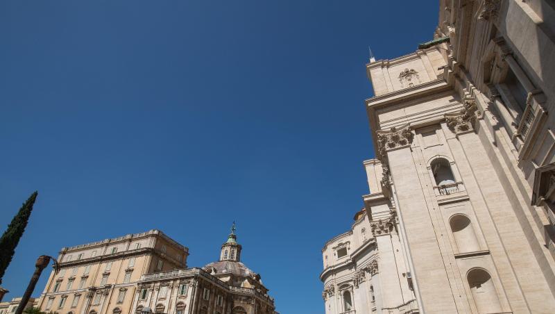 Blick auf den Petersdom im Vatikan. Das kirchliche Dokument namens "Als Mann und Frau schuf er sie" wendet sich gegen eine vermeintliche Tendenz, "die Unterschiede zwischen Mann und Frau auszulöschen, indem man sie als bloße historisch-kulturelle Konditionierung versteht". Blick auf den Petersdom im Vatikan. Das kirchliche Dokument namens "Als Mann und Frau schuf er sie" wendet sich gegen eine vermeintliche Tendenz, "die Unterschiede zwischen Mann und Frau auszulöschen, indem man sie als bloße historisch-kulturelle Konditionierung versteht".