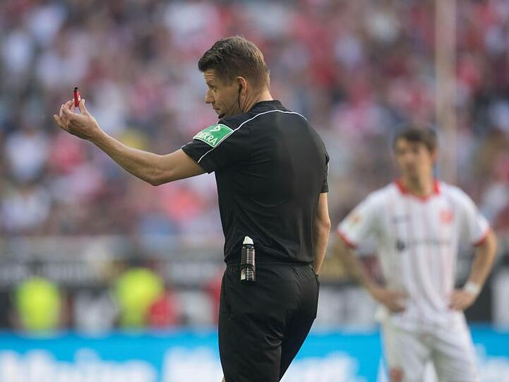 Schiedsrichter Patrick Ittrich beklagt Mobbing durch die Bundesliga-Profis.