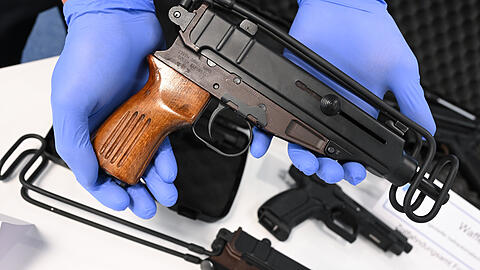 Bei dem Verdächtigen, der hundert Gramm Kokain zu Hause bunkerte, fand die Münchner Polizei auch eine Maschinenpistole der tschechischen Marke Skorpion, wie diejenige im Bild. Zuletzt wurde so eine Waffe auch am Flugahfen Frankfurt am Main.