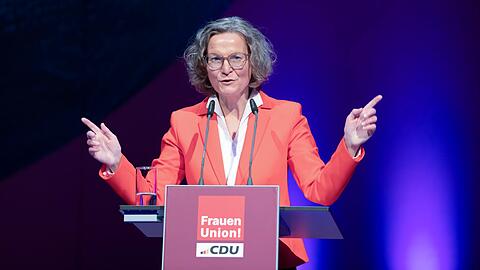 Nordrhein-Westfalens Ministerin für Heimat, Kommunales, Bau und Digitalisierung, Ina Scharrenbach, bei ihrer Antrittsrede.