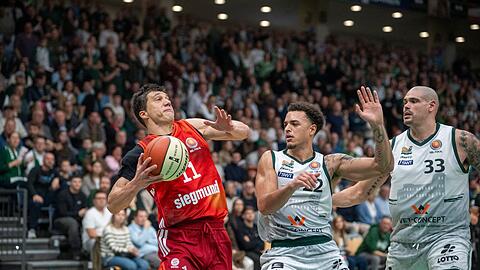 Vladimir Lucic (l) und die Bayern-Basketballer erreichten souverän das Top Four der Basketball-Bundesliga.