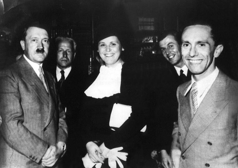 Hitler trifft in Bayreuth die Sängerin Maria Müller. (Archivbild) Hitler trifft in Bayreuth die Sängerin Maria Müller. (Archivbild)