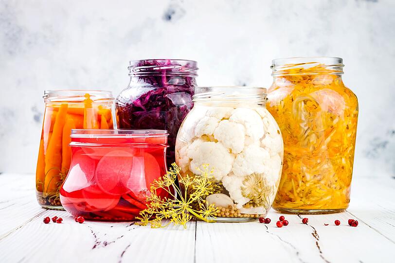 Auch andere Gemüsesorten eignen sich zum Fermentieren. Egal, ob Paprika, Blumenkohl, Karotten, Bohnen, Rote Bete, Zwiebeln oder Radieschen - süßsauer eingelegt ist das Gemüse haltbar, lecker und reich an Probiotika, die das Darmmilieu sauer und gesund halten. Also, nichts wie ran an den Kochtopf und die leeren Gläser - Gemüse einlegen ist kinderleicht! Auch andere Gemüsesorten eignen sich zum Fermentieren. Egal, ob Paprika, Blumenkohl, Karotten, Bohnen, Rote Bete, Zwiebeln oder Radieschen - süßsauer eingelegt ist das Gemüse haltbar, lecker und reich an Probiotika, die das Darmmilieu sauer und gesund halten. Also, nichts wie ran an den Kochtopf und die leeren Gläser - Gemüse einlegen ist kinderleicht!
