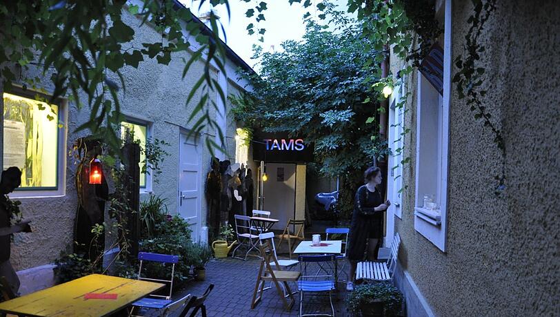 Der verwunschene Hinterhof in der Schwabinger Haimhauserstraße ist der Eingang in eine eigene Theaterwelt. Der verwunschene Hinterhof in der Schwabinger Haimhauserstraße ist der Eingang in eine eigene Theaterwelt.