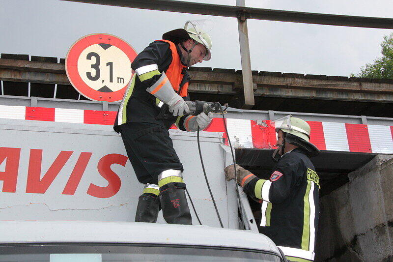 Der 40-jährige Fahrer wollte mit einem Umzugstransporter in Schwindegg im Landkreis Mühldorf eine Bahnunterführung passieren. Sein 3,65 Meter hohes Fahrzeug blieb in der 3,1 Meter hohen Unterführung stecken und musste von der Feuerwehr rausgeschnitten werden.