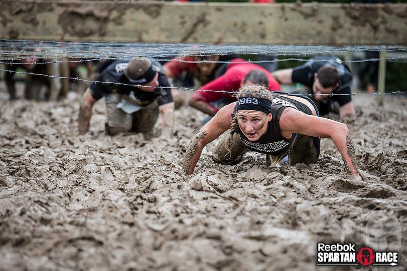 Der Klassiker darf beim Spartan Race nicht fehlen: Schlammrobben, kalt und anstrengend.