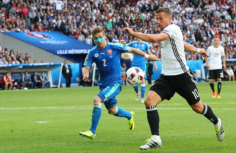LUKAS PODOLSKI: Ohne NOTE.
Ein Geschenk von Löw an seinen Altstar. Bekam knapp 20 Minuten, sein 
129. Länderspiel.