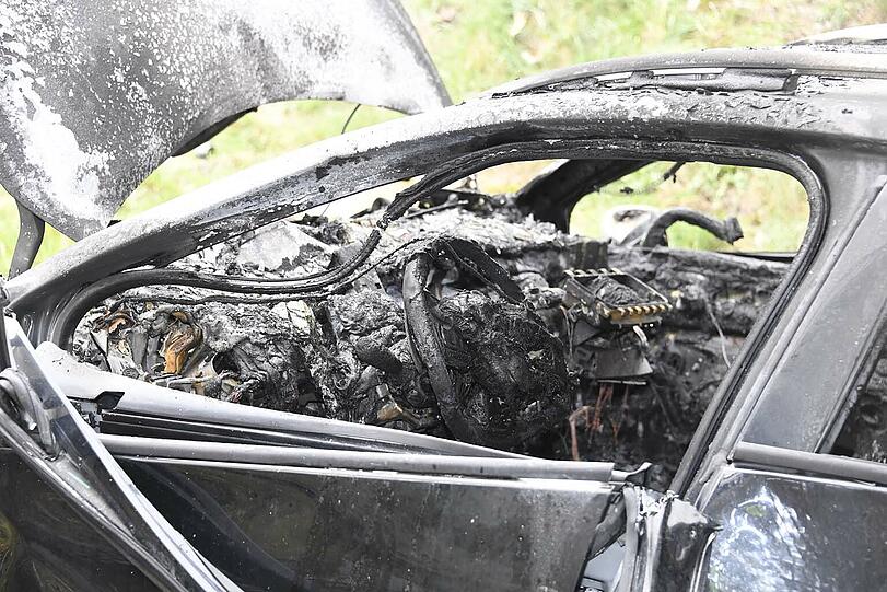 Tödlicher Unfall auf der A 94. Das Auto ging in Flammen auf.
