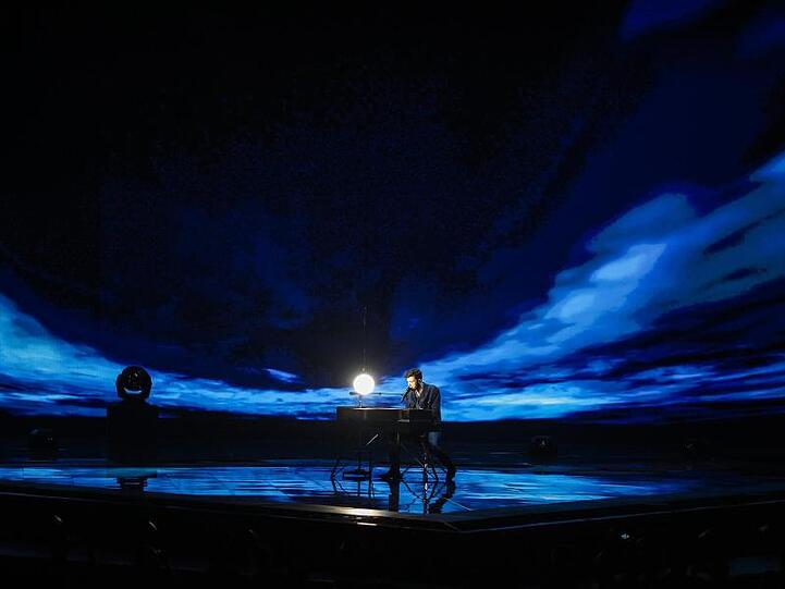 Top-Favorit Duncan Laurence spielt sich der Generalprobe schon mal warm fürs Finale.