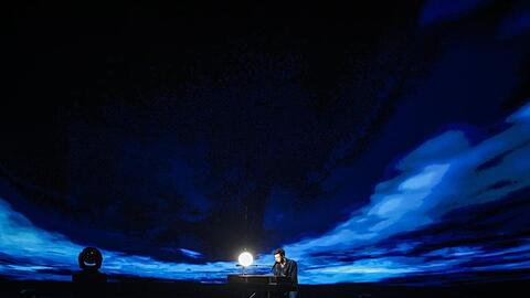 Top-Favorit Duncan Laurence spielt sich der Generalprobe schon mal warm fürs Finale.