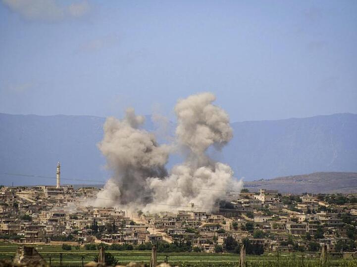 Rauchwolke über den Dächern von Al-Habeet. Die syrische und russische Luftwaffe fliegt Angriffe auf die Region im Nordwesten des Bürgerkriegslandes.