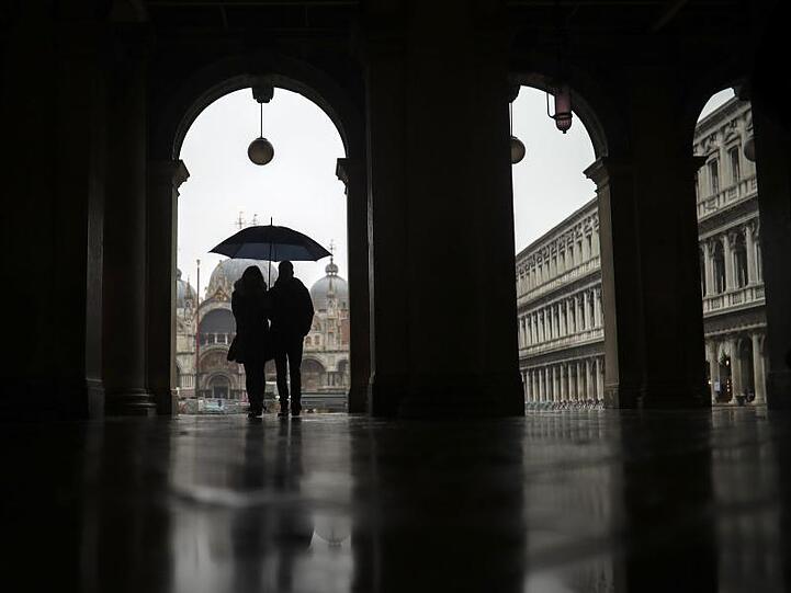 Milliardenschwere Hilfsmaßnahmen werden die Staatsverschuldung nach oben treiben. Das trifft vor allem hoch verschuldete Länder wie Italien hart. Könnten gemeinschaftliche Anleihen - sogenannte Corona-Bonds - helfen?.
