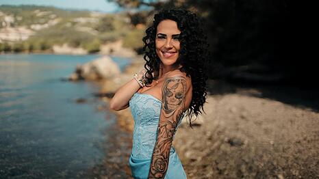 Elena Miras hier in der Staffel von "Make Love, Fake Love". Das TV-Sternchen kommt derzeit nicht aus Abu Dhabi weg. Dort wollte sie eigentlich nur auf dem R&uuml;ckflug von Thailand umsteigen.