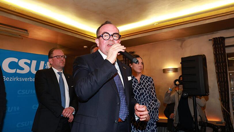 &bdquo;Es hilft ja nichts, das Leben geht weiter&ldquo;: CSU-OB-Kandidat Clemens Baumg&auml;rtner (M.), hier auf der B&uuml;hne im Park Caf&eacute; nach der Wahlschlappe am Sonntagabend, will in der Politik bleiben. Hinter ihm steht Rathaus-Fraktionschef Manuel Pretzl (l.).