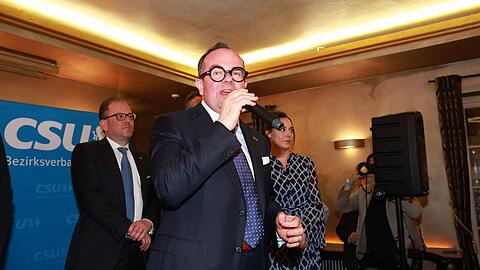 &bdquo;Es hilft ja nichts, das Leben geht weiter&ldquo;: CSU-OB-Kandidat Clemens Baumg&auml;rtner (M.), hier auf der B&uuml;hne im Park Caf&eacute; nach der Wahlschlappe am Sonntagabend, will in der Politik bleiben. Hinter ihm steht Rathaus-Fraktionschef Manuel Pretzl (l.).