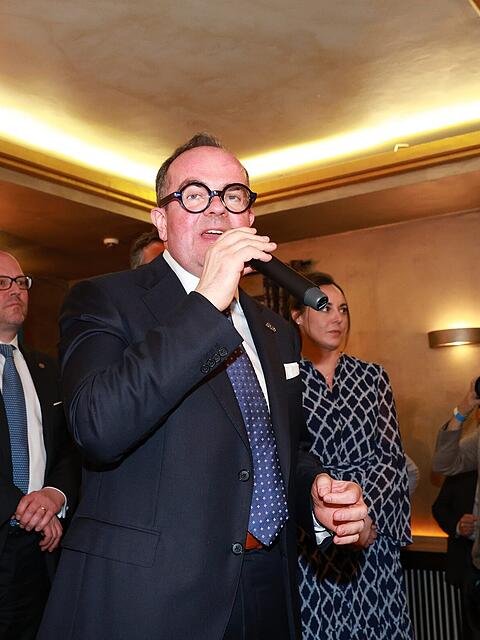 &bdquo;Es hilft ja nichts, das Leben geht weiter&ldquo;: CSU-OB-Kandidat Clemens Baumg&auml;rtner (M.), hier auf der B&uuml;hne im Park Caf&eacute; nach der Wahlschlappe am Sonntagabend, will in der Politik bleiben. Hinter ihm steht Rathaus-Fraktionschef Manuel Pretzl (l.).