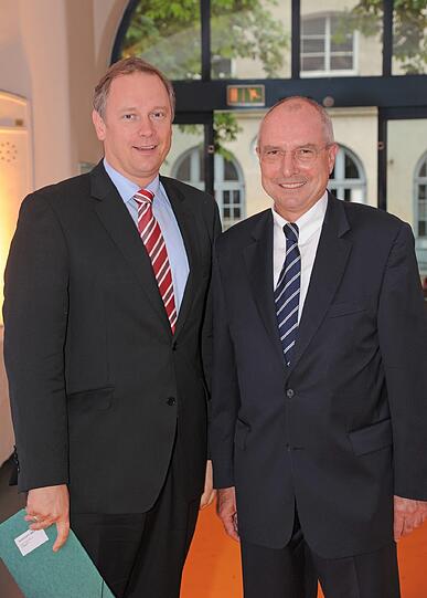 Der bayerische Finanzminister Georg Fahrenschon (links) hat dem GBW-Vorstandsvorsitzenden Ernst Holland gratuliert.