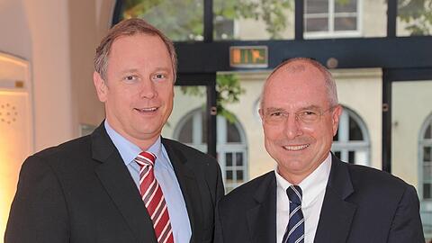 Der bayerische Finanzminister Georg Fahrenschon (links) hat dem GBW-Vorstandsvorsitzenden Ernst Holland gratuliert.