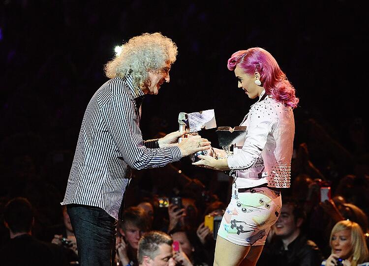 Katy Perry überreicht Brian May von der britischen Rockband Queen den "Global Icon Award".