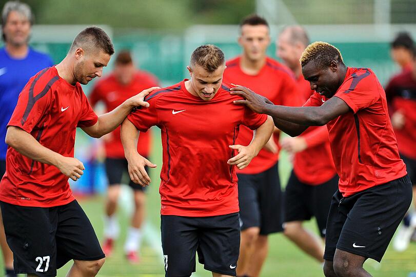 Markus Steinhöfer (links) mit Xherdan Shaqiri (Mitte) beim Training mit dem FC Basel.
