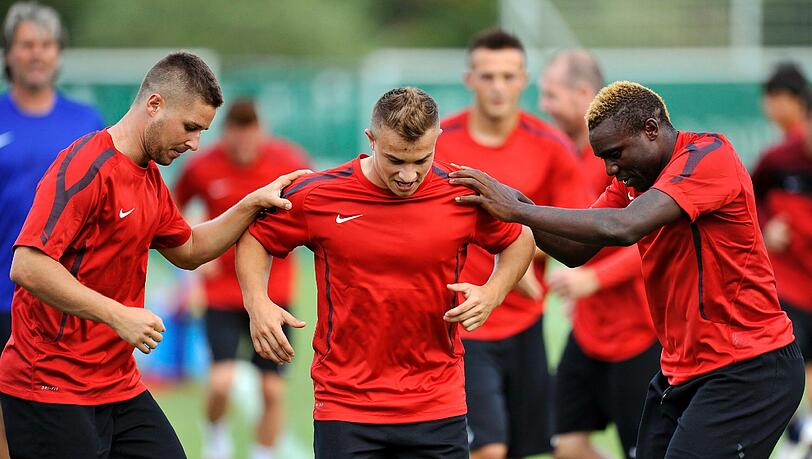 Markus Steinhöfer (links) mit Xherdan Shaqiri (Mitte) beim Training mit dem FC Basel. Markus Steinhöfer (links) mit Xherdan Shaqiri (Mitte) beim Training mit dem FC Basel.