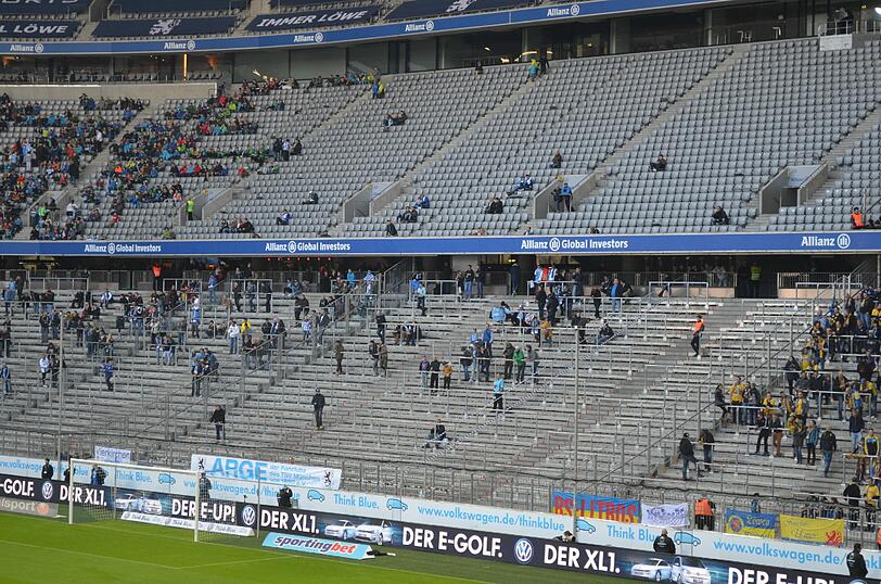 Fan-Boykott der Löwen-Fans: Diese Spruchbänder sollten der Mannschaft den richtigen Weg weisen.